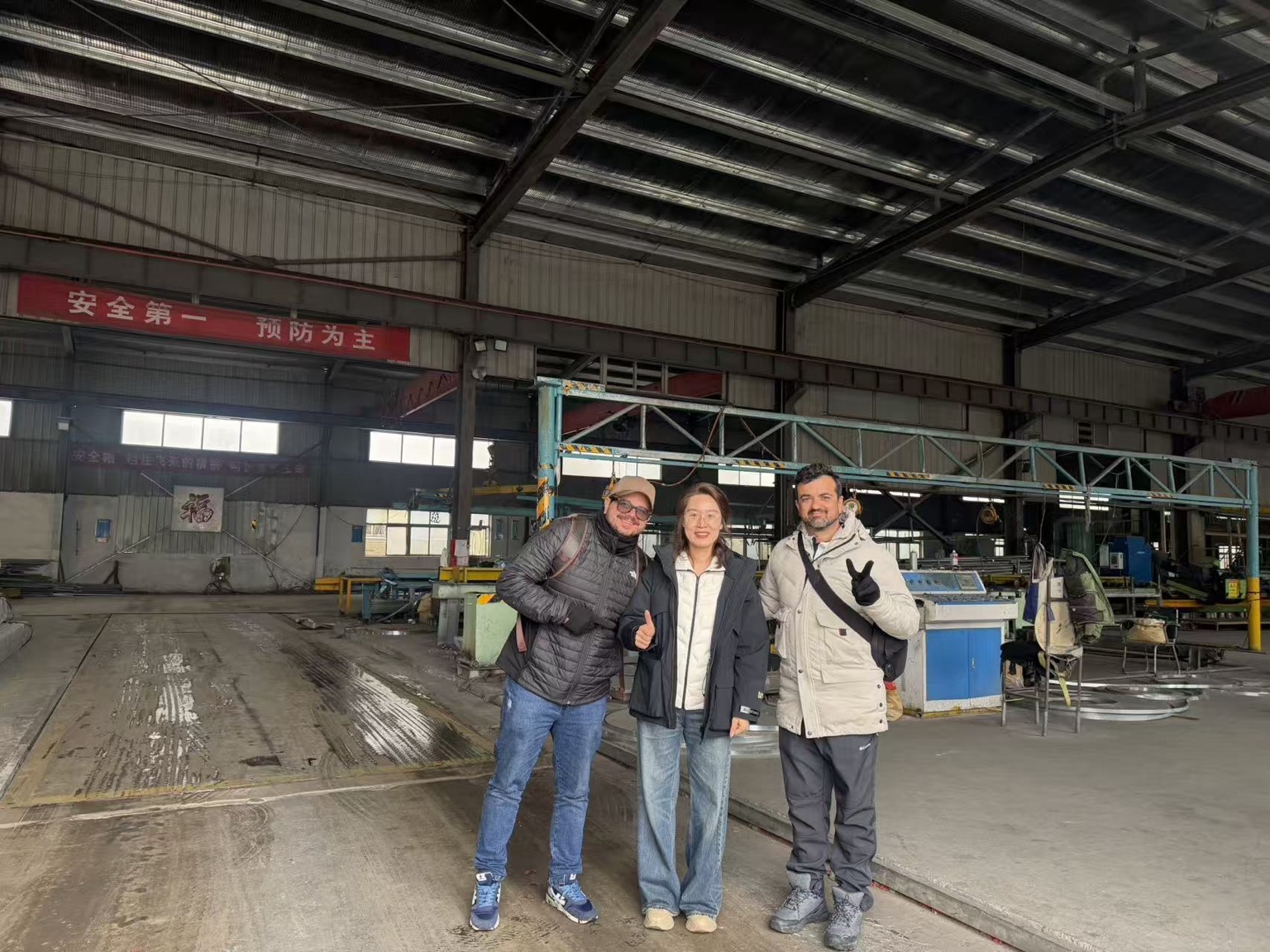 Equipe ValorGlobe com representante do fornecedor durante uma visita a uma fábrica na China